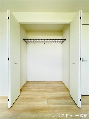 ≪2階6帖洋室≫スッキリしまえるクローゼット付き。奥行きもあり、枕棚にはかばんなどの小物も整頓して置けます。