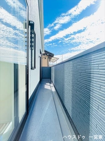 西側5.2帖と東側5.2帖の2部屋から出られる、2wayの南向きバルコニー。低い位置に物干し竿を掛けられるので、洗濯物も干しやすいですね。