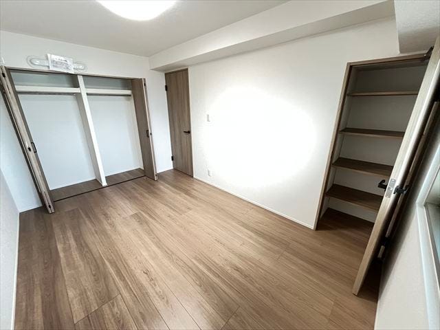 6.3帖洋室:収納スペースは2か所。衣類と季節の物などを分けてしまえ、お部屋の整理整頓がしやすく空間を有効活用できます。(2025年10月20日撮影)