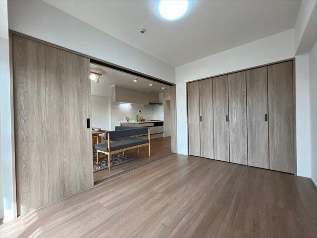 5.4帖洋室:リビングに接した多用途な洋室です。引戸を開ければ一体の広々空間として利用でき、生活スタイルに合わせて間取りをフレキシブルに変えられます。
(2025年10月20日撮影)