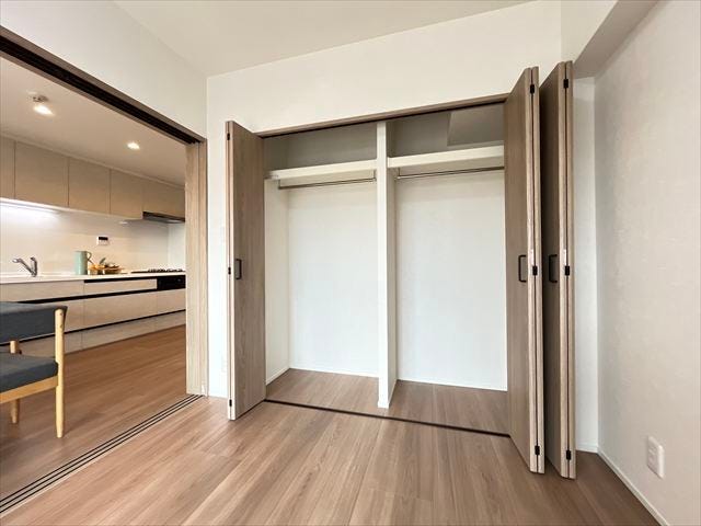 5.4帖洋室:衣類から季節のアイテムまでしっかりと収まる大容量のクローゼットです。整理整頓がしやすく、住空間をすっきりと保つことができます。
(2025年10月20日撮影)