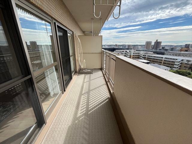 一日を通して明るい南面に面したバルコニーです。日当たりが良く、洗濯物も気持ちよく干せ、心地よい風を感じてリフレッシュできます。(2025年10月20日撮影)