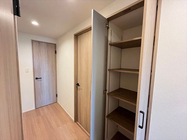 廊下:便利な廊下収納。日用品や掃除道具などをまとめてしまえ、各部屋の荷物を減らし、住空間を有効に活用できます。
(2025年10月20日撮影)