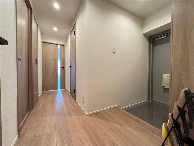 明るい玄関から続く、清潔感のある廊下です。住まいの第一印象を決定づける空間として、心地よさとゆとりを感じていただけます。(2025年10月20日撮影)