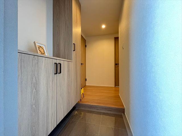 豊富な収納力の靴箱。出入りのしやすさと玄関周りの美観を両立し、スムーズな動線を支えます。(2025年10月20日撮影)