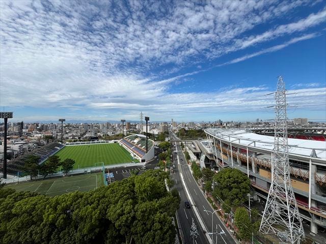 外減からの眺望です。「パロマ瑞穂スポーツパーク」のグラウンドが見渡せます!開放感があり、活気ある日常を感じられます。四季折々の空とともに、気持ちの良い視界をお楽しみください。