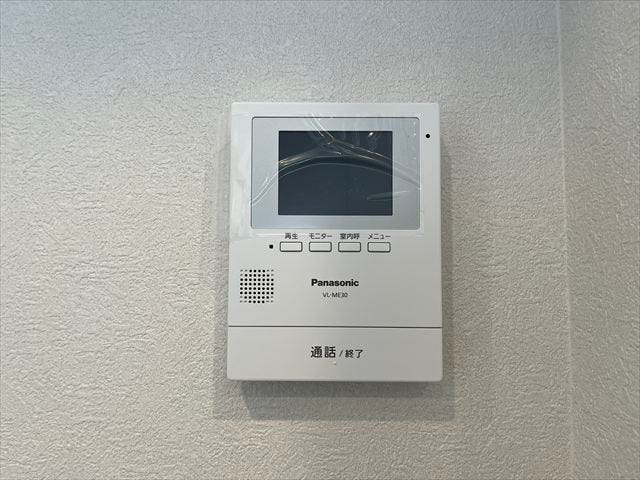 来訪者の顔を確認できるモニター付きインターフォンです。安心感と防犯性を高め、安全性を重視した快適な暮らしをサポートします。