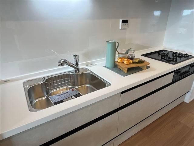 機能性とデザインが両立したシステムキッチンです。豊富な収納と使いやすい動線で、毎日の調理がスムーズに運び、暮らしをサポートします。