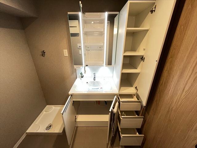 タオルや洗剤をまとめて収納できる大容量リネン庫を設置。清潔感ある洗面台と合わせて、洗面空間をすっきりと保ちます。