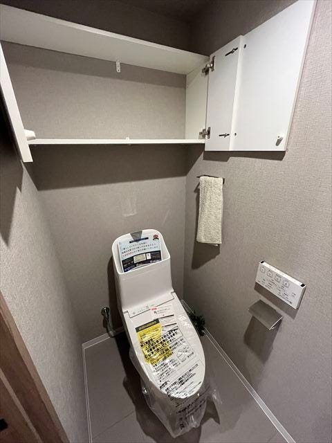 トイレットペーパーや清掃用品をすっきりと収納できるスペースを確保。生活感を見せない工夫で、清潔で落ち着ける空間を保ちます。