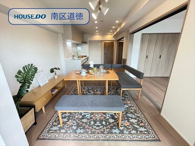 明るい陽光が一日中降り注ぐリビングダイニングです。暖かく開放的な空間は心地よい団らんを育み、日々の生活を豊かに彩ります。