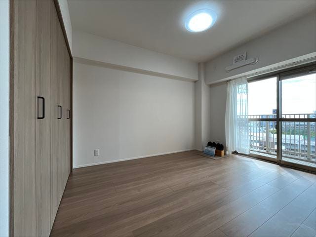 5.4帖洋室:収納を備え、プライベートな時間を確保できる洋室です。寝室や子供部屋、書斎など、用途に合わせて自由に使える多様性が魅力です。