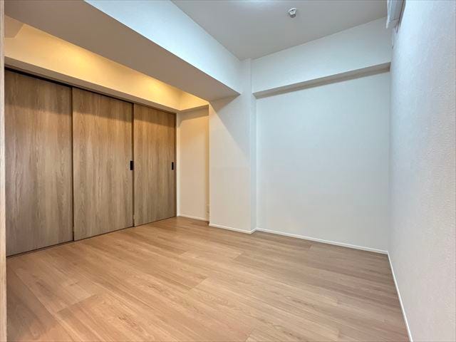 5帖洋室:快適な居住性を重視した洋室です。日々の休息や集中したい作業にも適しており、あなたのライフスタイルに合わせて自由にコーディネートできます。