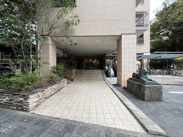 マンション西側にあるエントランスです。北側にも出入り口があります。