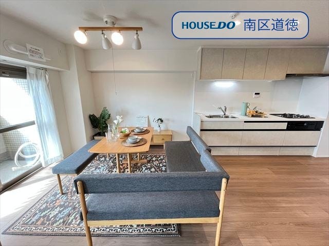 日当たりの良いLDKに、すっきりした印象の背面キッチンを配置。広々とした空間で光を浴びながら、ゆったりと心地よい時間を過ごせます。(2025年10月20日撮影)