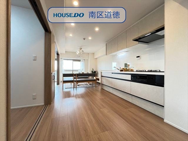 LDKに隣接し、多目的に利用できる洋室です。書斎や趣味の部屋、納戸など、ライフスタイルに合わせた様々な使い方に対応します。(2025年10月20日撮影)