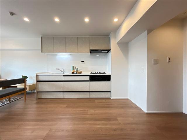 機能的で使いやすいシステムキッチンです。豊富な収納と効率的なレイアウトで、毎日の調理がスムーズに運び、暮らしをサポートします。(2025年10月20日撮影)