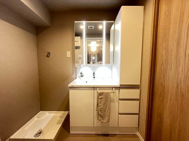 清潔感のあるデザインの洗面台です。大きな鏡と収納スペースを確保し、朝の身支度や日々のケアを快適にサポートします。(2025年10月20日撮影)