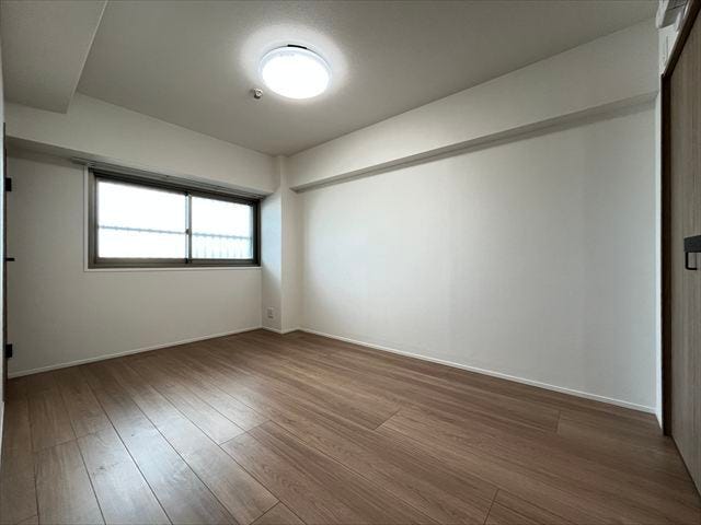 6.3帖洋室:家具の配置がしやすい腰高窓のある洋室です。外からの光を穏やかに採り込み、プライバシーを守りながら落ち着いた雰囲気を演出します。
(2025年10月20日撮影)