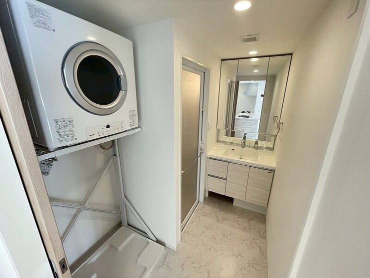 清潔感のある白を基調とした玄関