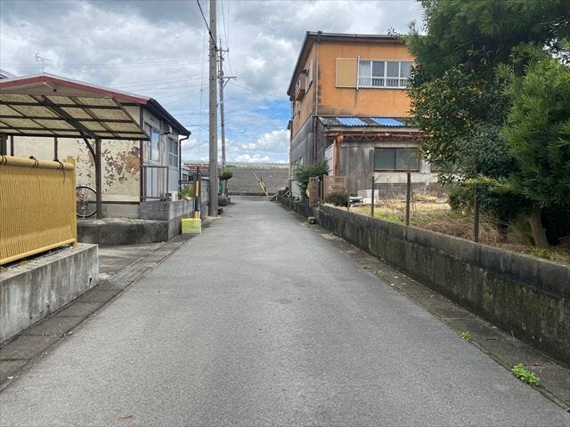 幅員約3.4mの前面道路です。普通車が1台通れる幅となります。大型車の通行が少ないので、振動や騒音が抑えられます。