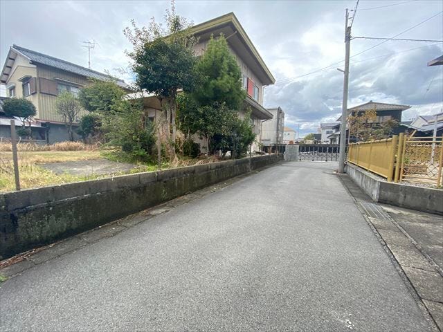 車がすれ違うには厳しい道幅ですが、車はスピードを抑えて走行するので、お子様にも安全な道幅となっています。