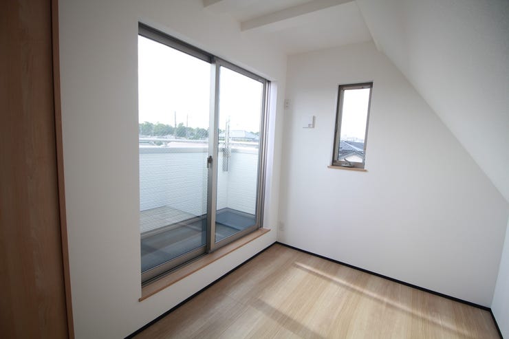 採光もアクセントの一つとして。プライベートルームにはやさしい光が射し込んでいて、この明るい好みの空間で読書をしたり、音楽を聞いたりと一人の時間も充実したものにできます。