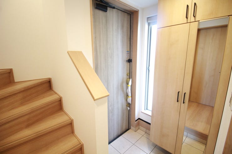 外からの陽光が柔らかく降り注ぐ玄関♪