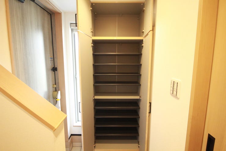 【シューズボックス】完備の玄関スペース。姿見もご用意しておりますので、お出かけや通勤・通学時の身だしなみチェックもバッチリですね♪