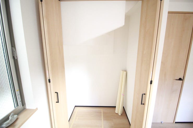 【クローゼット】洋服の保管やしまうスペースは大人1人につき約一畳分が理想です。通路を確保できればより快適に使いこなせます。