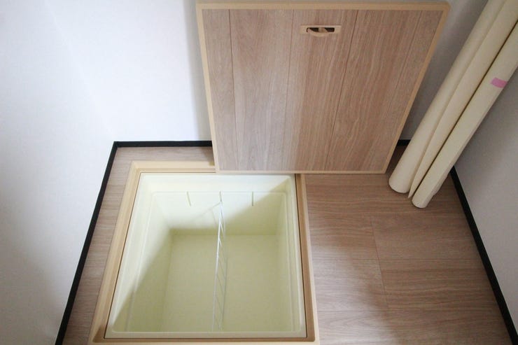 クローゼットの中に床下収納も付いています。