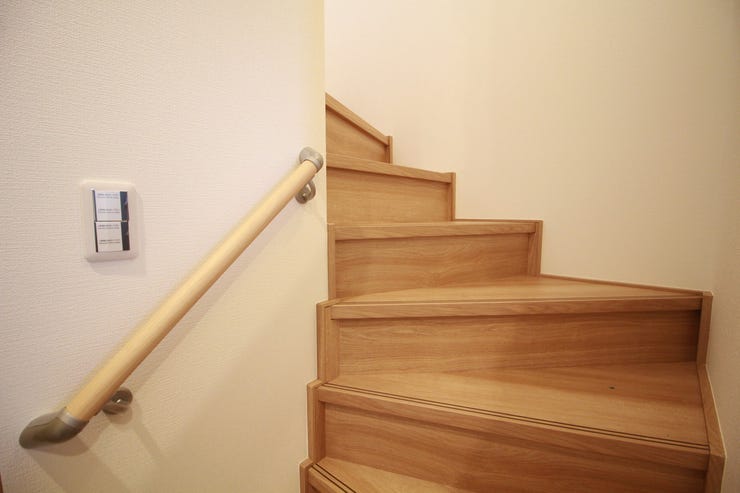 お子さまのふらつき防止から、ご高齢の方の自立支援まで。
手すりは、家族みんなの暮らしをそっと支える“縁の下の力持ち”です。