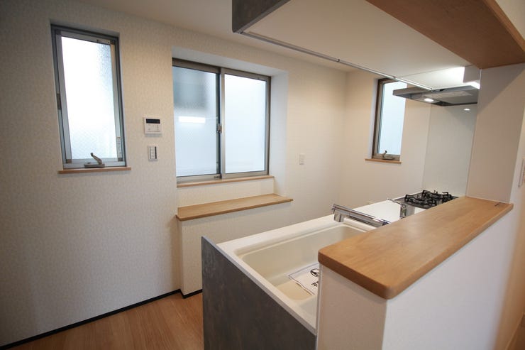 【カウンターキッチン】開放感のある対面キッチンを実現!ゆとりのある広さです。家事をしながら会話も弾みます♪