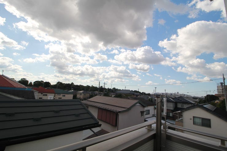 穏やかな街並みを一望しながら、爽やかな風と柔らかく降り注ぐ陽光を感じて頂けます。心地良い開放感が暮らしにゆとりと充足感をもたらします。