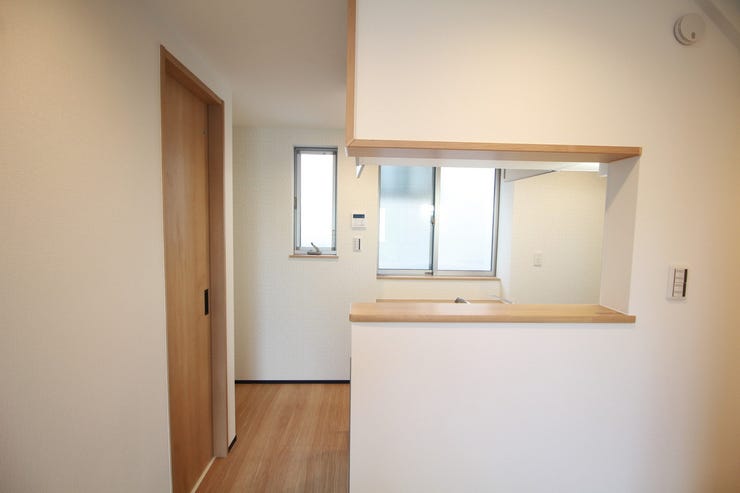 リビングと開放的に繋がるキッチン。家族やゲストとのコミュニケーションを楽しみながら料理や、家事を行えそう。