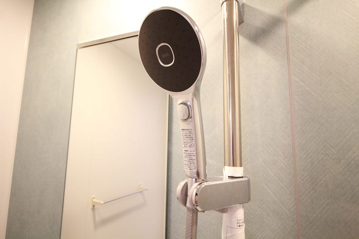 水まわりの快適さは、暮らしの満足度を左右します。
この住まいでは、節水しながらもしっかりとした水圧とやわらかい浴び心地が魅力の高性能シャワーヘッドを採用。