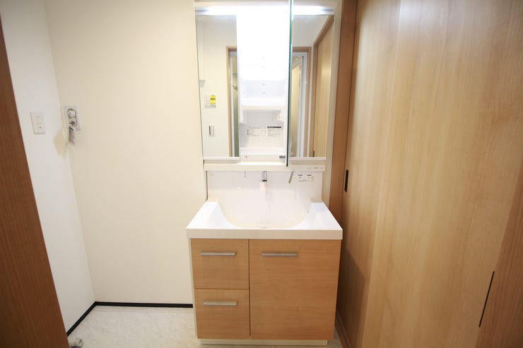 三面鏡の洗面化粧台で、朝のセットもラクラクです♪場所を取らない大きさにもかかわらず、収納力が豊富で助かりますね!