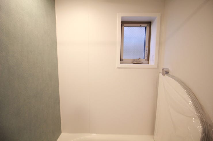 【浴室に窓】
浴室は湿気がたまりやすく、換気扇だけではどうしてもカビが出てしまいやすい場所。窓があるだけで、あっという間に換気ができますのでお風呂のカビお掃除も気持ちが良いです。