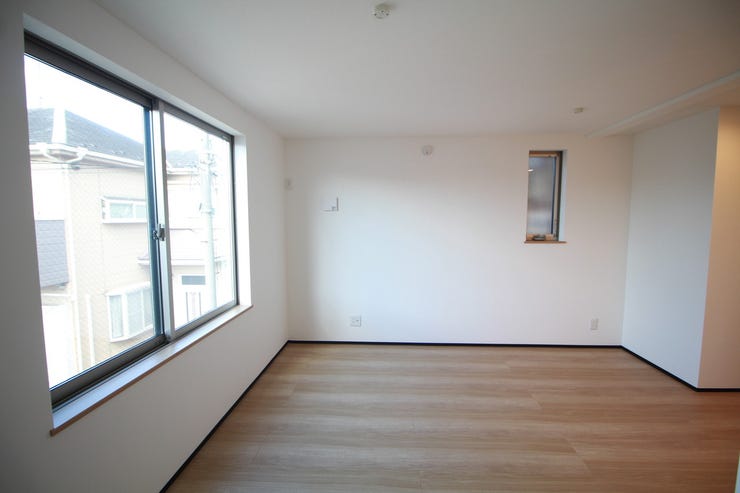 ダイニングテーブルやTVボード等ゆとりを持って配置できる広さです。家具のレイアウトも新生活スタートの楽しみの一つですね。