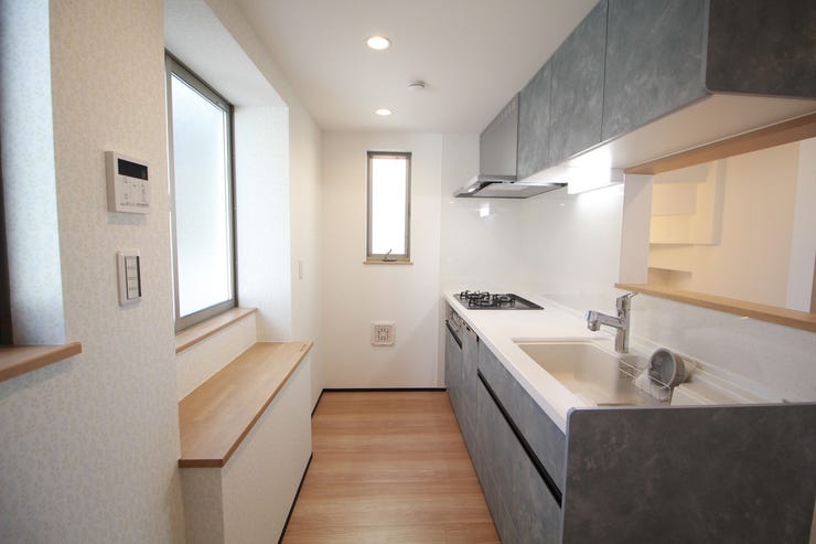 ナチュラルな自然光の中での調理。食器類を収納できるスペース。動きやすいキッチン動線。お料理をつくる時間が劇的に変わります。