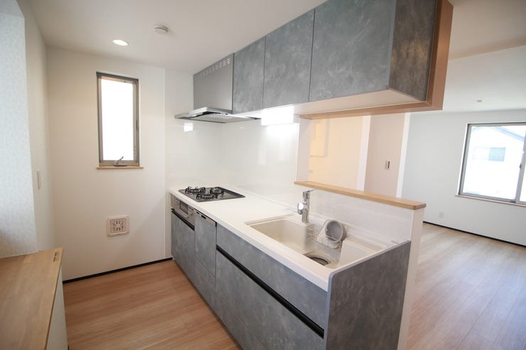 【カウンターキッチン】開放感のある対面キッチンを実現!ゆとりのある広さです。家事をしながら会話も弾みます♪