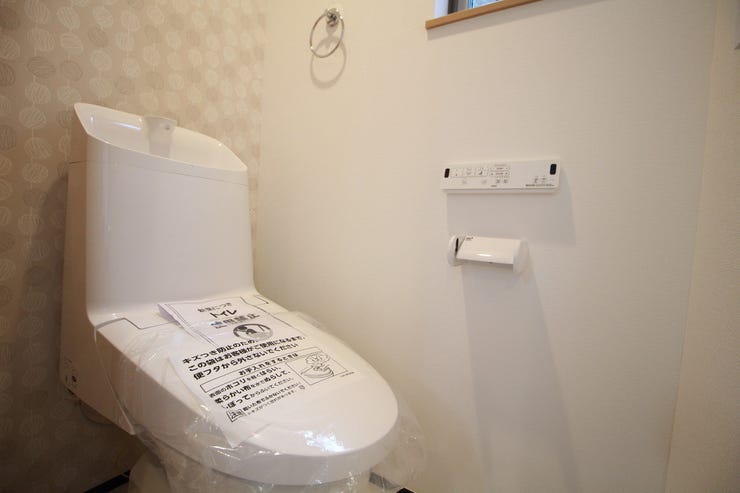 いつも清潔なスペースであってほしいのが毎日使うトイレです。掃除がしやすいのはもちろん、落ち着けるスペースにしたいですね。