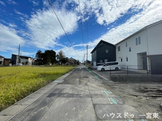 北側幅員約4mの前面道路です。普通車が1台通れる幅となります。大型車の通行が少ないので、振動や騒音が抑えられます。