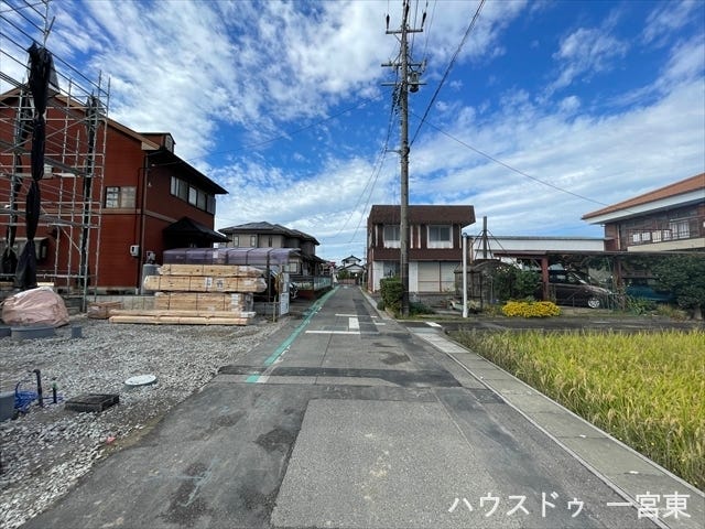 北側幅員約4mの前面道路です。車がすれ違うには厳しい道幅ですが、車はスピードを抑えて走行するので、お子様にも安全な道幅となっています。