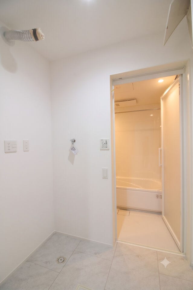 明るくすっきりとした印象の洗面脱衣スペース。無駄のないシンプルな内装が、お掃除のしやすさと飽きのこない上質さを両立。