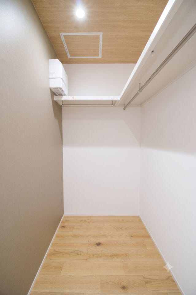 木目天井やグレージュの壁紙をあしらったお洒落な収納空間。衣装持ちの方も安心の広さで、毎日のコーディネートが楽しくなります。