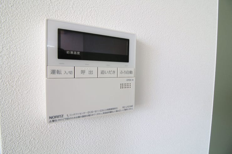 キッチン横のリモコン一つでお湯張りや温度設定を簡単操作◎手元で快適に調整でき、家事がよりスムーズに捗ります。