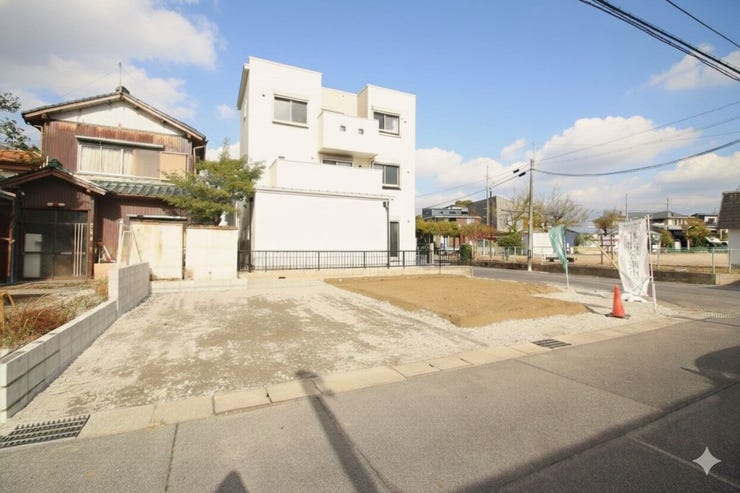 3LDKの新築戸建となります◎お車大きさにもよりますが最大3台の駐車が可能となります◎ウッドデッキ、全居室収納ありと嬉しいポイントがたくさん詰まっています!