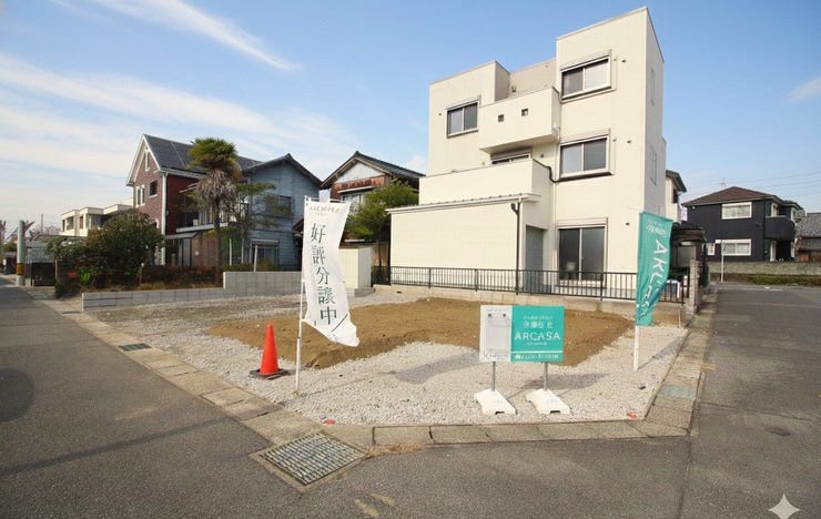 約20.4帖の広々としたLDKには自然と家族が集まってくるそんな空間になりそうですね。横にはウッドデッキもあるのも嬉しいポイントです◎