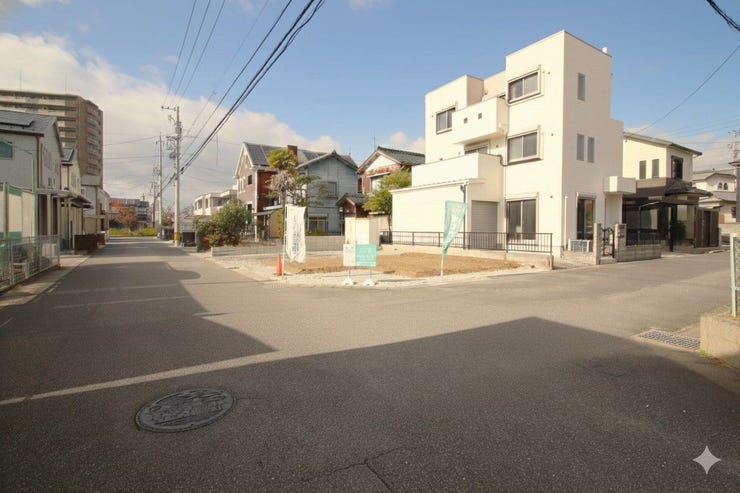 前面道路は広々しているので駐車がしやすいです。歩道も整備されているので安心ですね。お気軽にお問合わせください♪